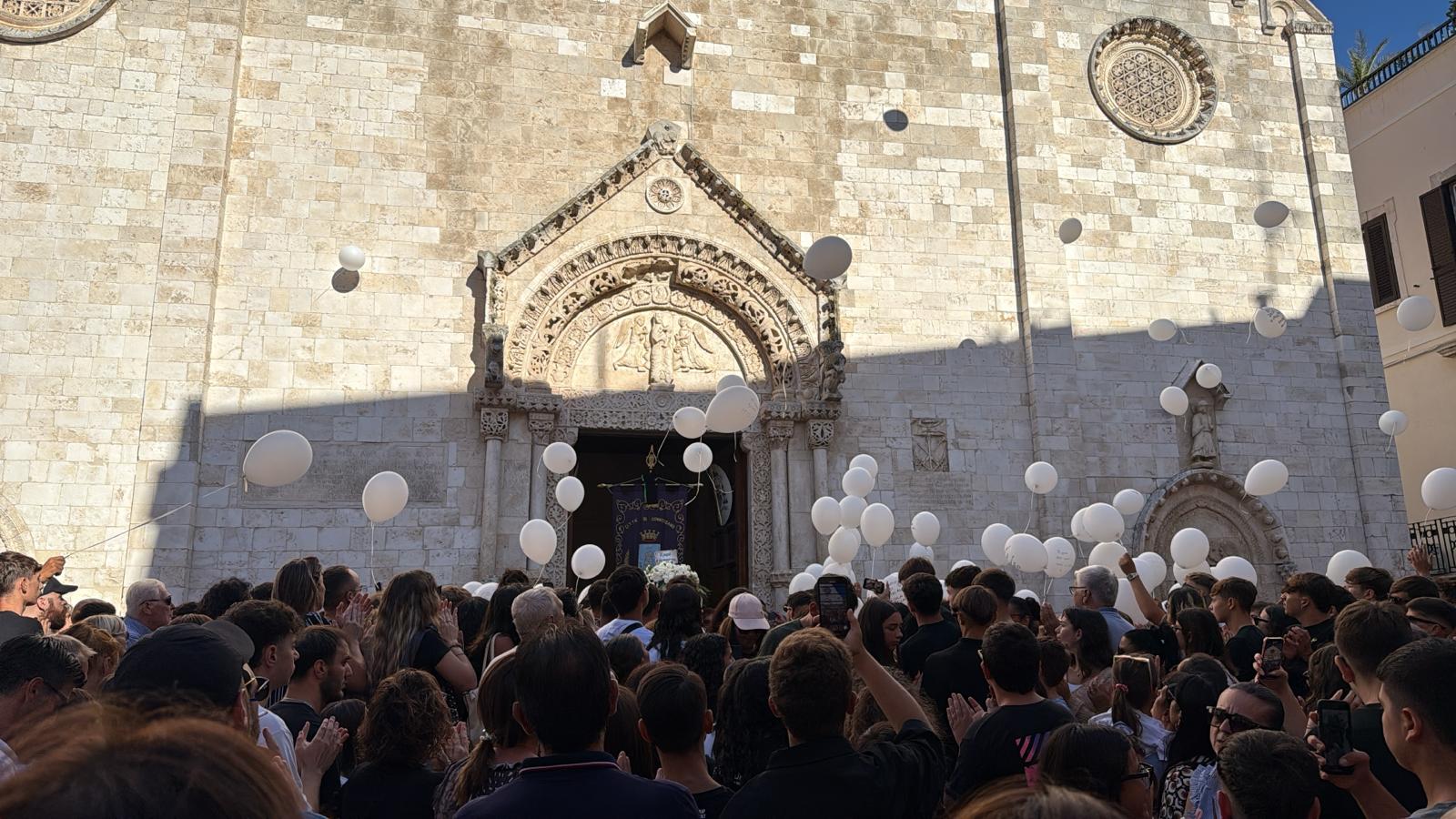 Galleria foto 'Conversano, l’ultimo saluto al 15enne Antonio Di Cristo: «Era grintoso, sorridente e pieno di vita»' - foto 1