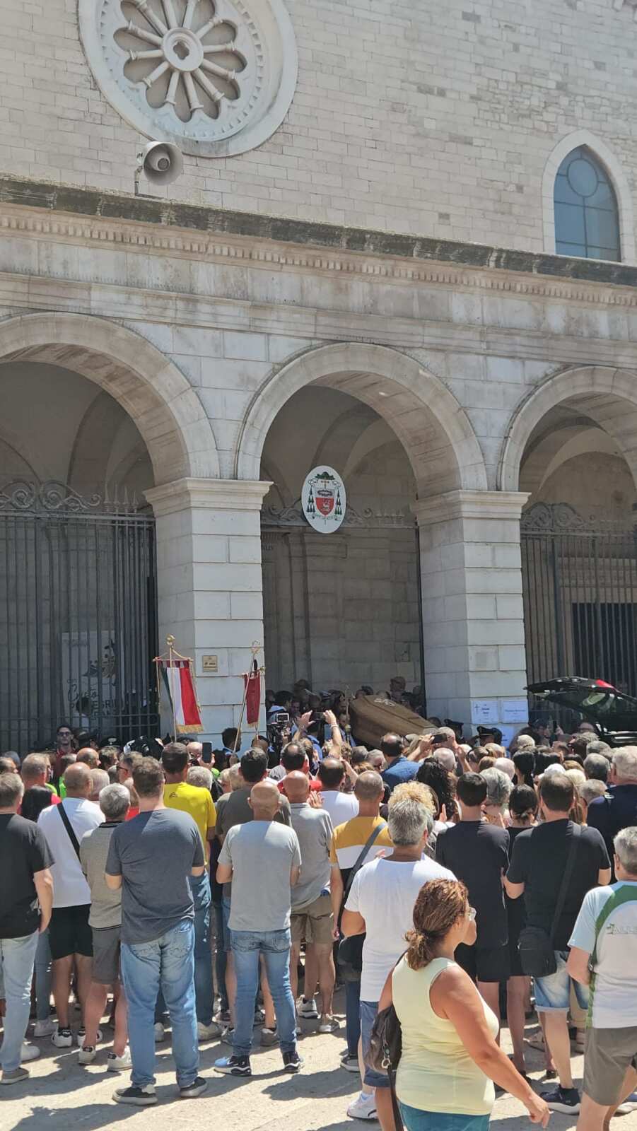 Galleria foto 'Ciclisti investiti e uccisi, ad Andria l’ultimo saluto a Sandro, Vincenzo e Antonio: «Le loro vite segnate dalla generosità»' - foto 2
