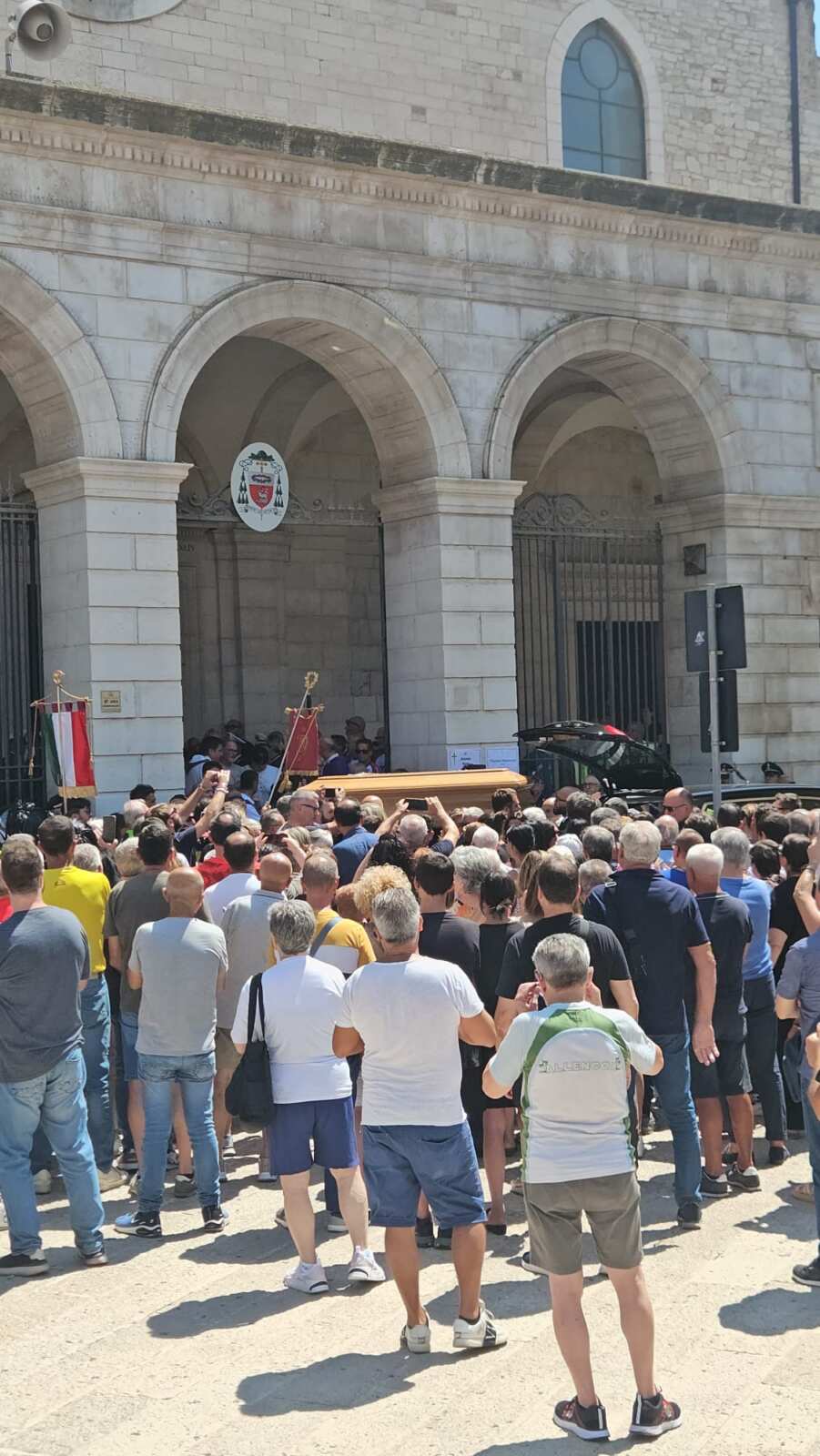 Galleria foto 'Ciclisti investiti e uccisi, ad Andria l’ultimo saluto a Sandro, Vincenzo e Antonio: «Le loro vite segnate dalla generosità»' - foto 1