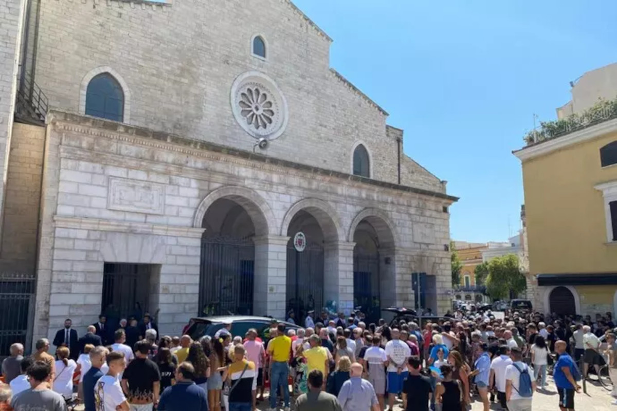 Galleria foto 'Ciclisti investiti e uccisi, ad Andria l’ultimo saluto a Sandro, Vincenzo e Antonio: «Le loro vite segnate dalla generosità»' - foto 8