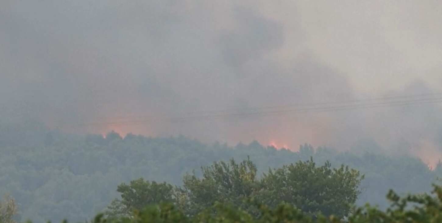 Galleria foto 'Francia, a fuoco 12mila ettari di vegetazione e 25 abitazioni nell’Aude: una vittima, 9 feriti e un disperso' - foto 1