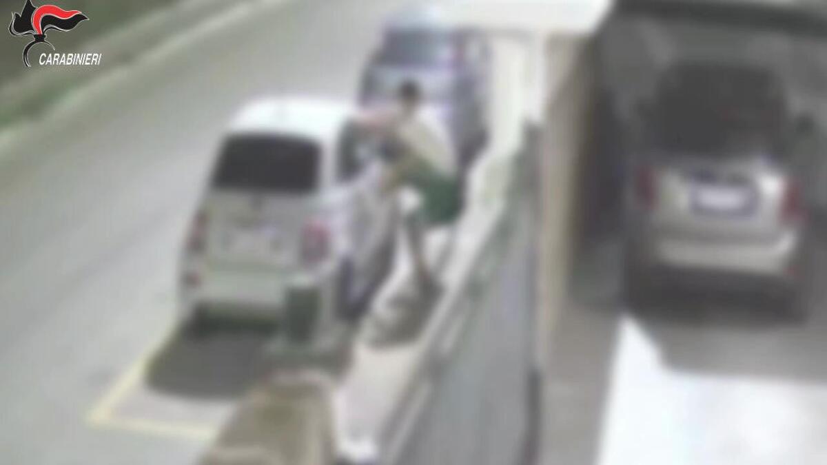 Galleria foto 'Auto rubate in tutta Italia e portate a San Severo per “cannibalizzarle”: 11 arresti, 20 indagati – VIDEO' - foto 1