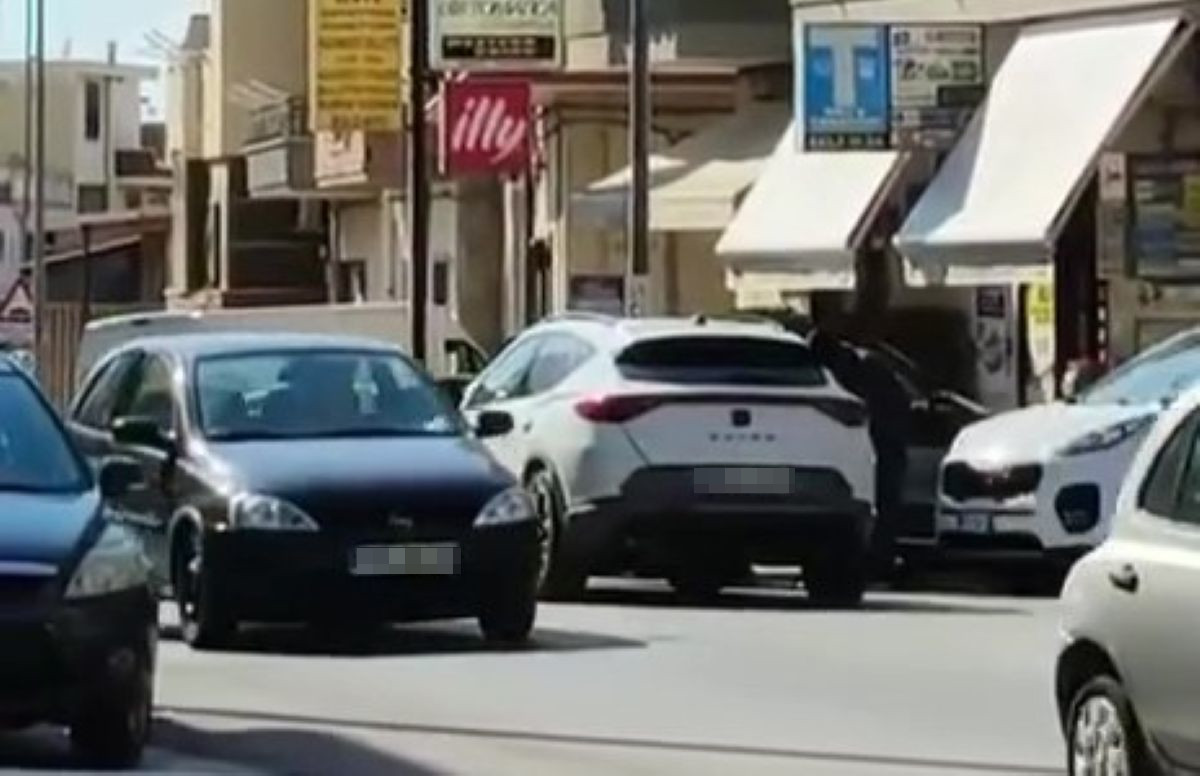 Galleria foto 'Cerignola, un’altra auto rubata tra la folla in pieno giorno: le immagini diventano virali – VIDEO' - foto 1