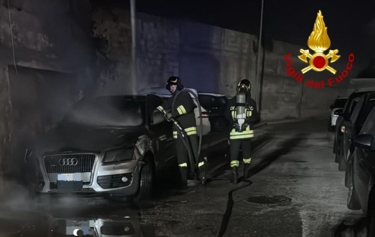 Galleria foto 'Fiamme nella notte a Brindisi, un incendio distrugge un’Audi Q5: indaga la polizia' - foto 1