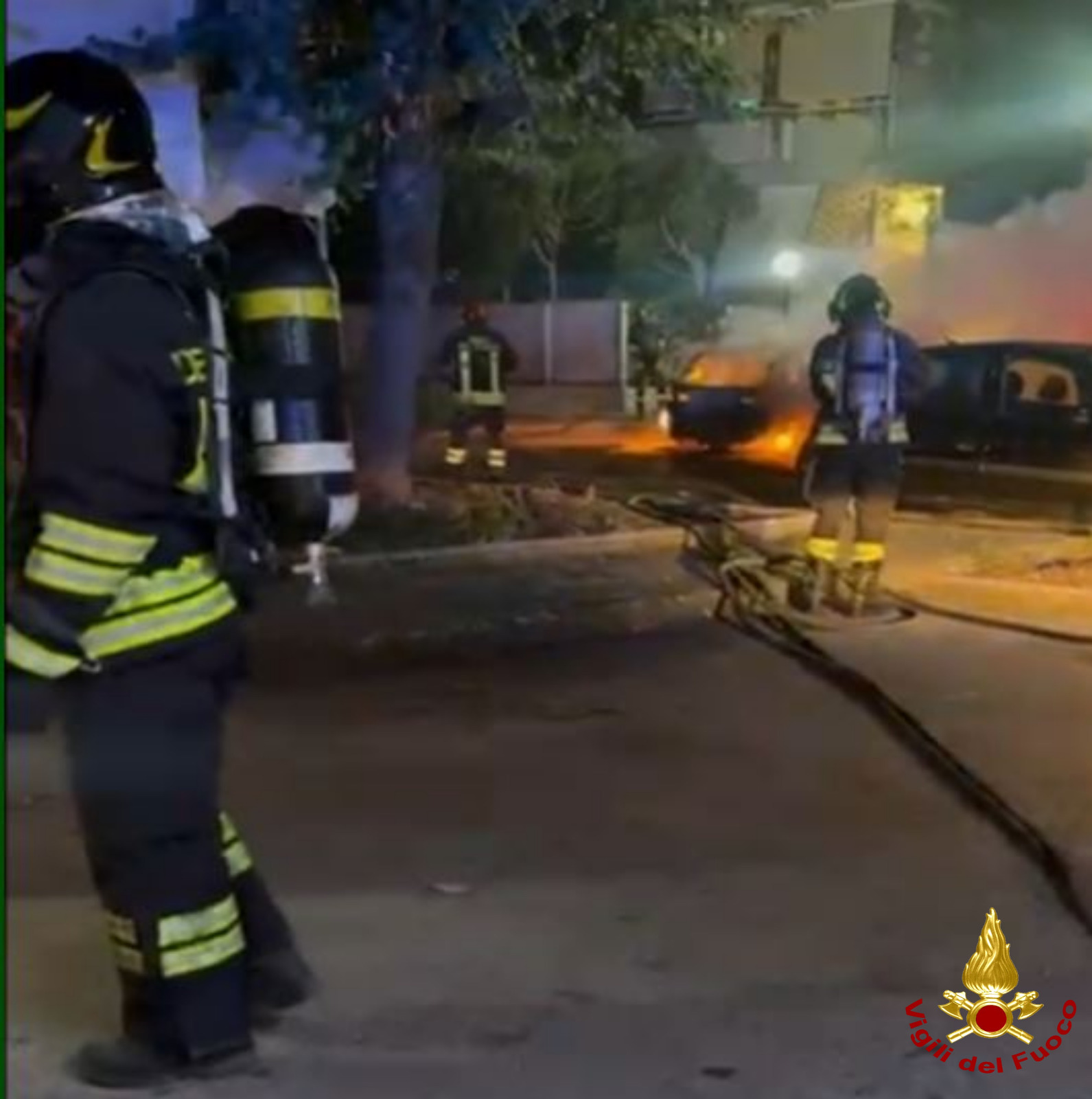 Incendio nella notte a Bitritto, a fuoco tre auto parcheggiate nel cortile di un condominio – FOTO