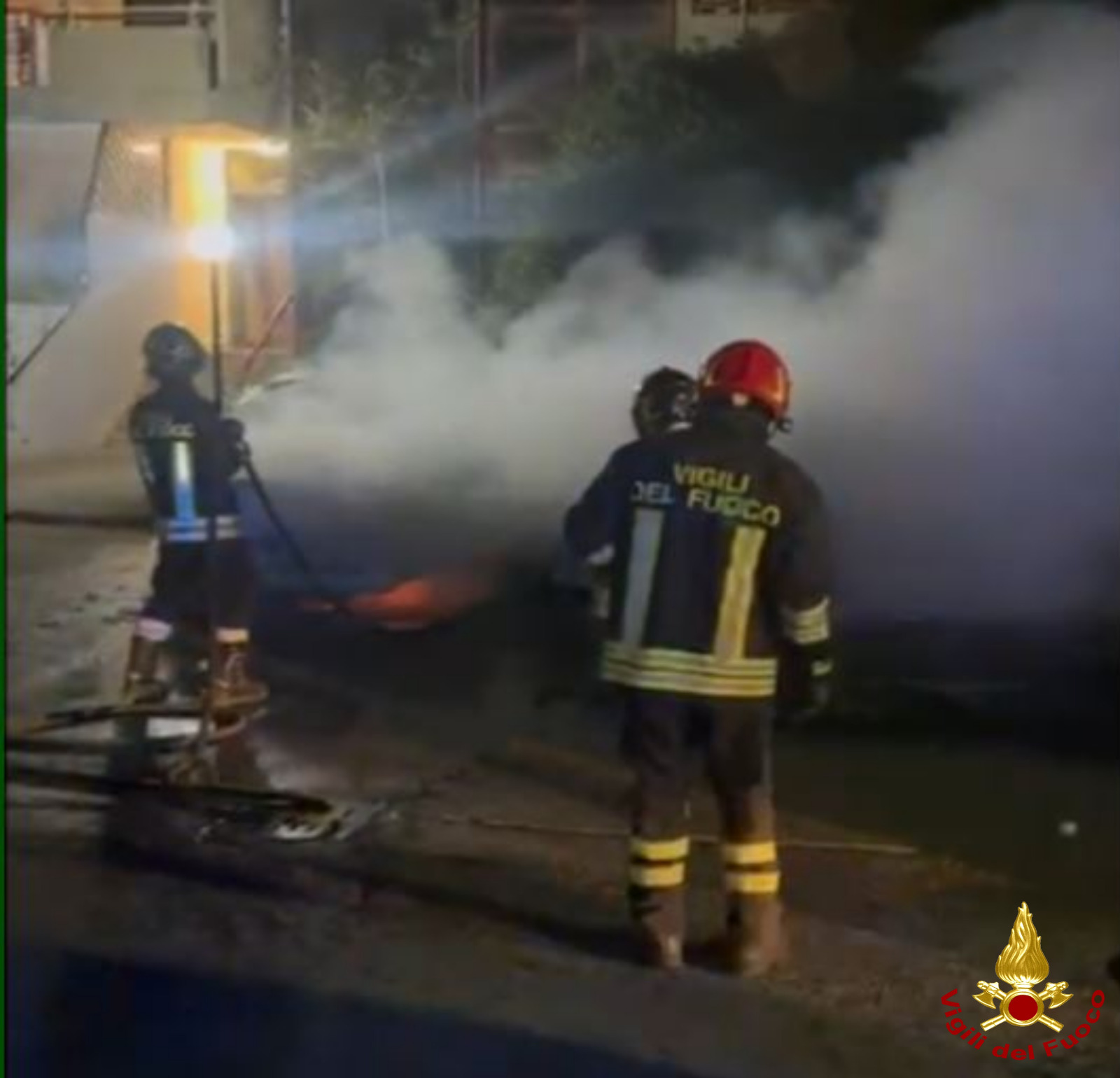 Incendio nella notte a Bitritto, a fuoco tre auto parcheggiate nel cortile di un condominio – FOTO