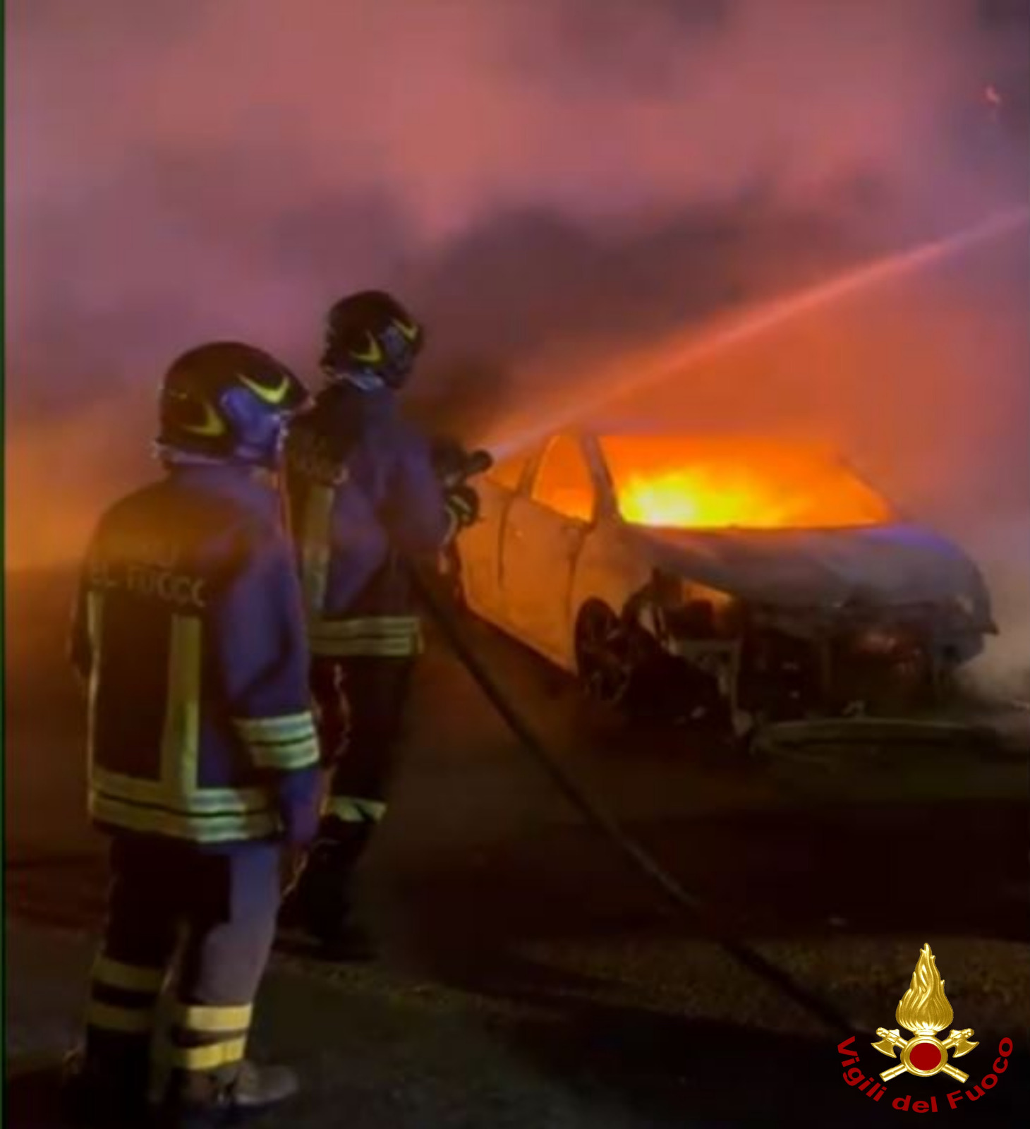 Incendio nella notte a Bitritto, a fuoco tre auto parcheggiate nel cortile di un condominio – FOTO