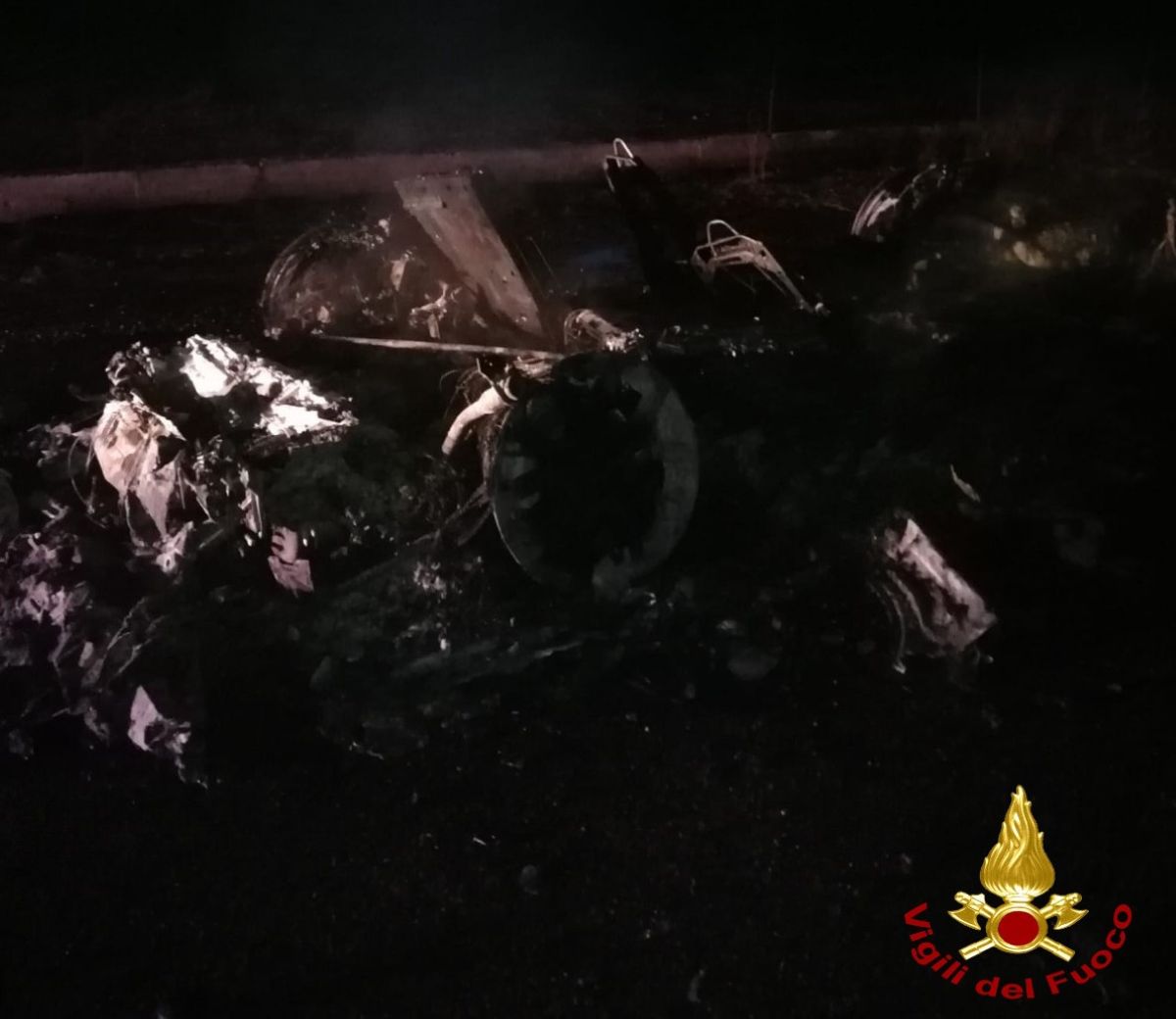 Galleria foto 'Auto distrutta dalle fiamme nelle campagne di Grumo Appula: forse era stata rubata' - foto 1