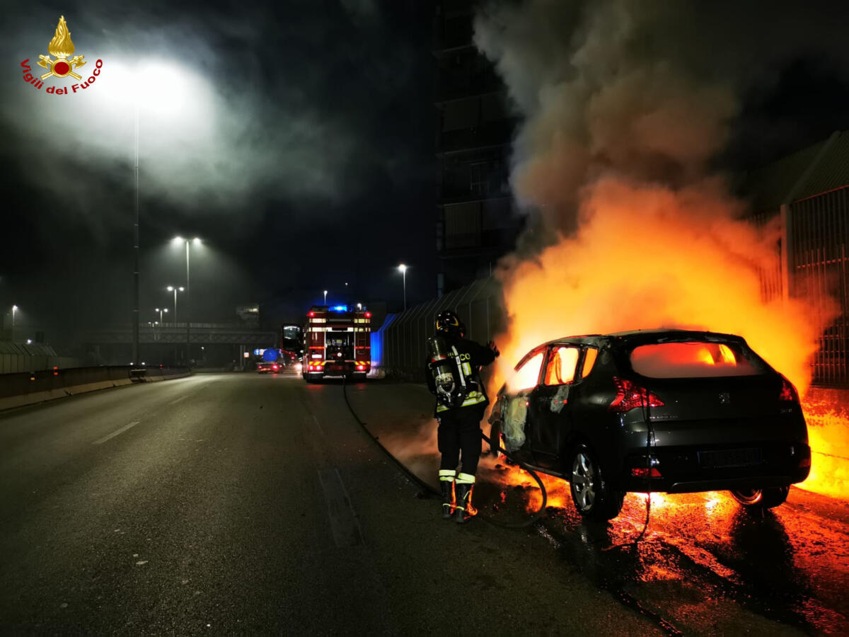 Galleria foto 'Modugno, auto in marcia va a fuoco sulla strada statale 96: paura per un uomo e suo figlio – FOTO' - foto 3