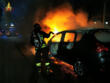 Modugno, auto in marcia va a fuoco sulla strada statale 96: paura per un uomo e suo figlio – FOTO