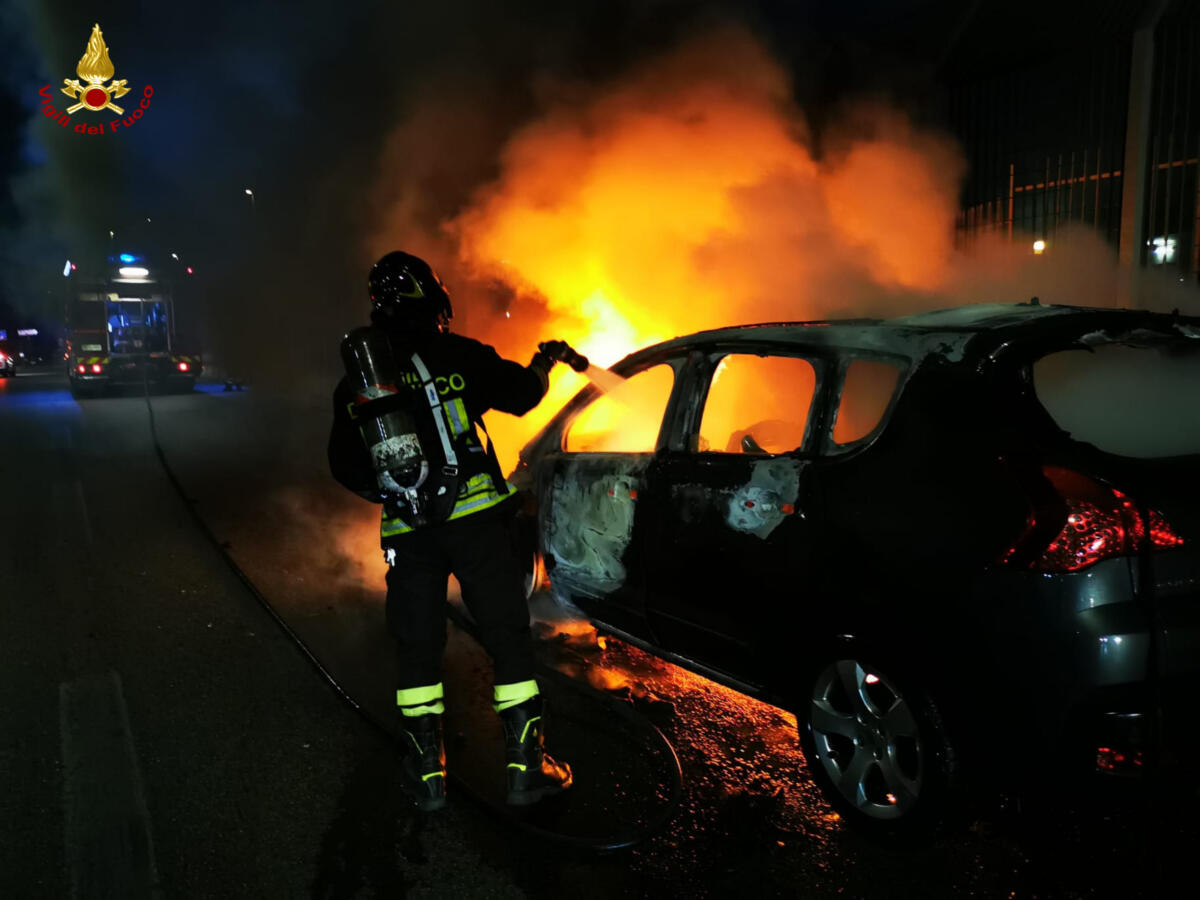 Galleria foto 'Modugno, auto in marcia va a fuoco sulla strada statale 96: paura per un uomo e suo figlio – FOTO' - foto 4
