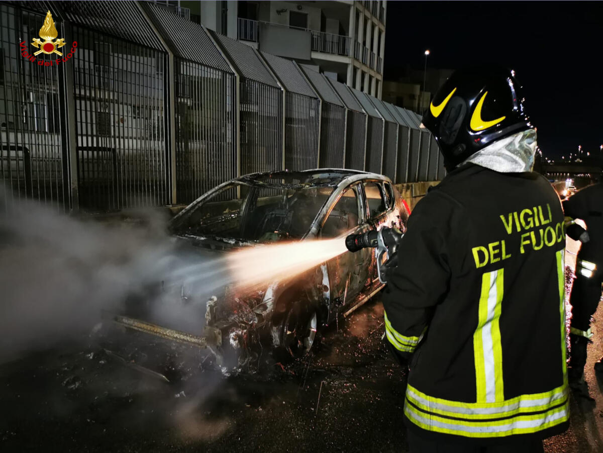 Galleria foto 'Modugno, auto in marcia va a fuoco sulla strada statale 96: paura per un uomo e suo figlio – FOTO' - foto 1