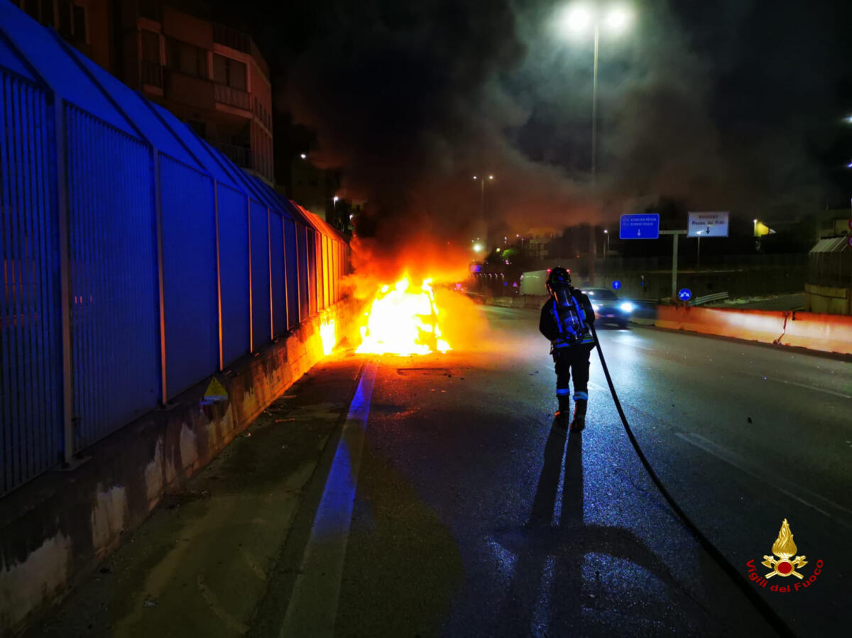 Galleria foto 'Modugno, auto in marcia va a fuoco sulla strada statale 96: paura per un uomo e suo figlio – FOTO' - foto 2