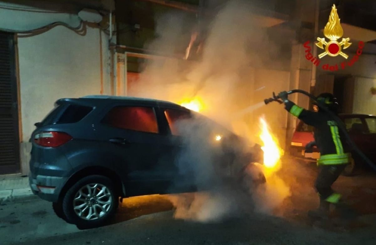 Galleria foto 'Brindisi, incendio nella notte: danneggiata l’auto dell’amministratrice della Multiservizi' - foto 1