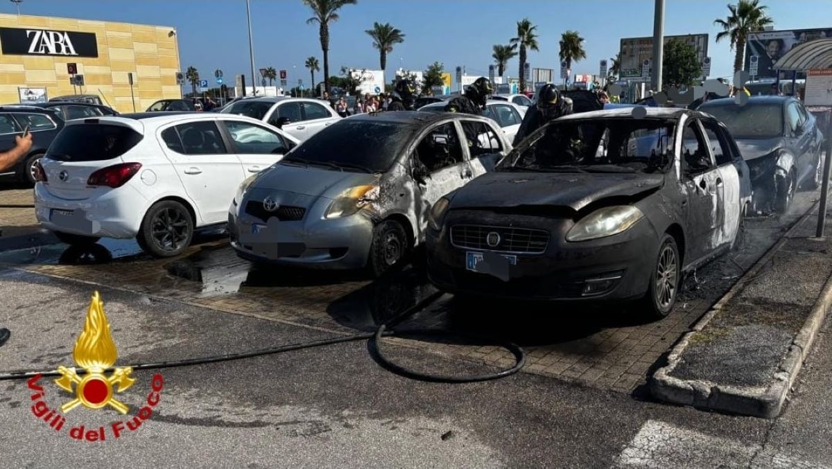 Brindisi, paura al centro commerciale: un incendio danneggia sei auto nel parcheggio Brindisi, paura al centro commerciale: un incendio danneggia sei auto nel parcheggio