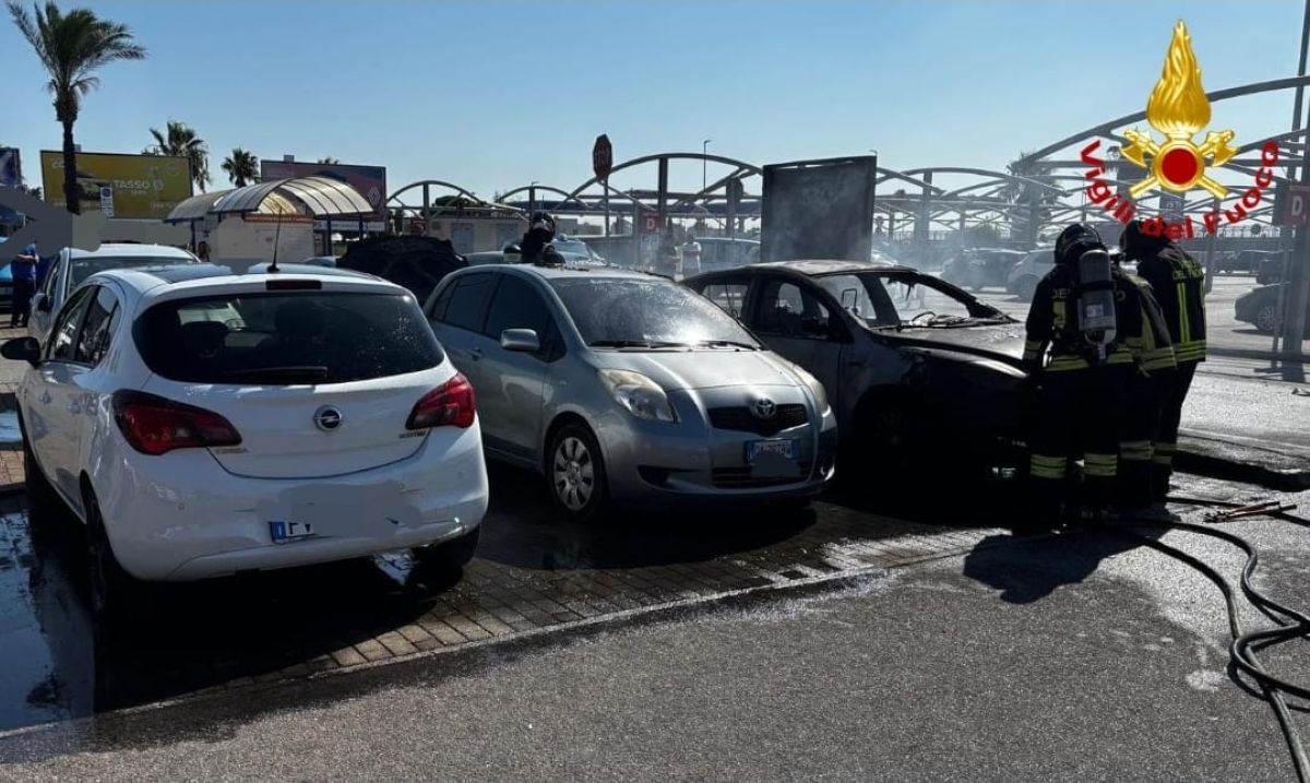 Brindisi, paura al centro commerciale: un incendio danneggia sei auto nel parcheggio Brindisi, paura al centro commerciale: un incendio danneggia sei auto nel parcheggio