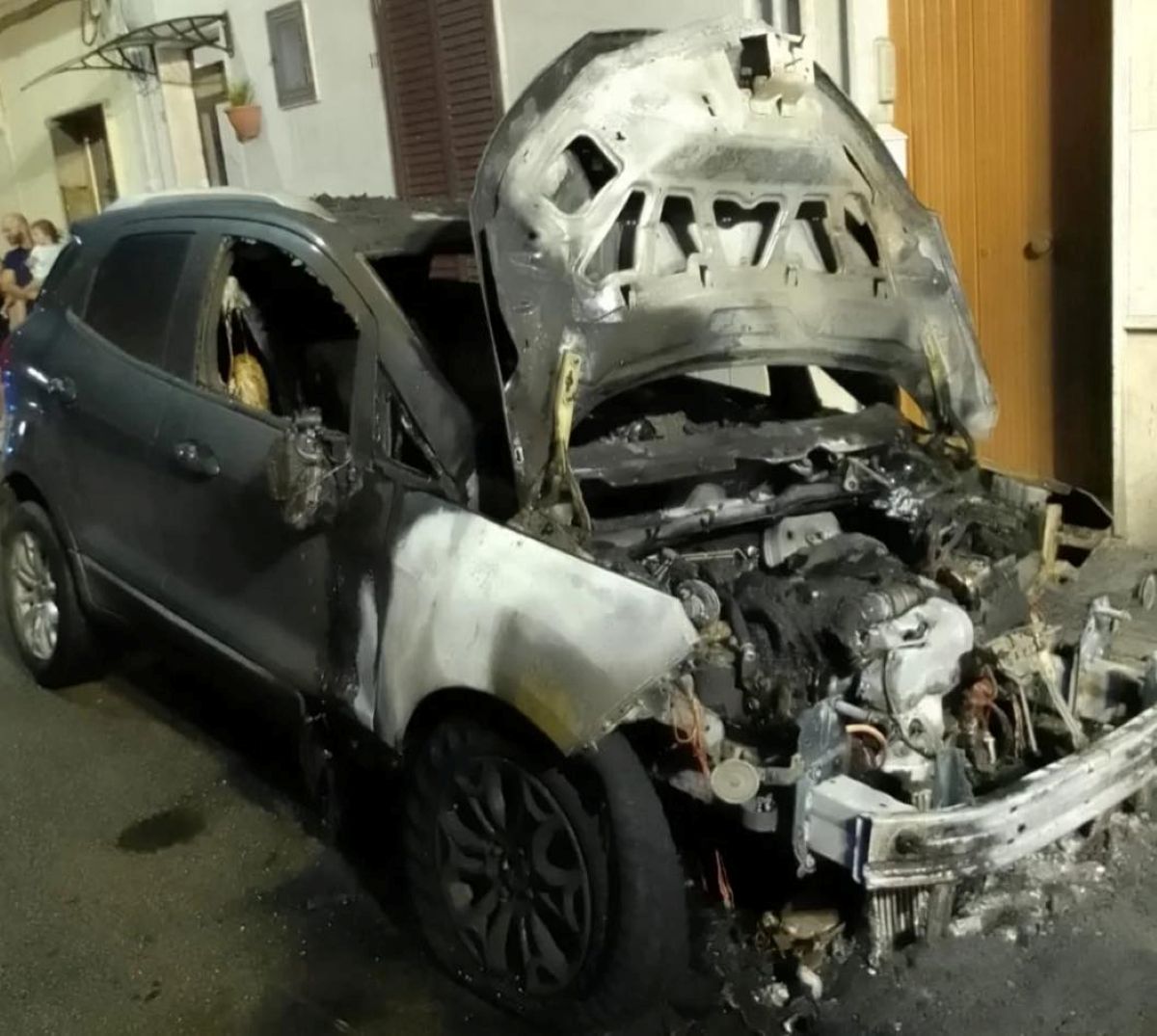 Galleria foto 'Brindisi, in fiamme l’auto dell’amministratrice della Bms: «Gesto vigliacco»' - foto 1