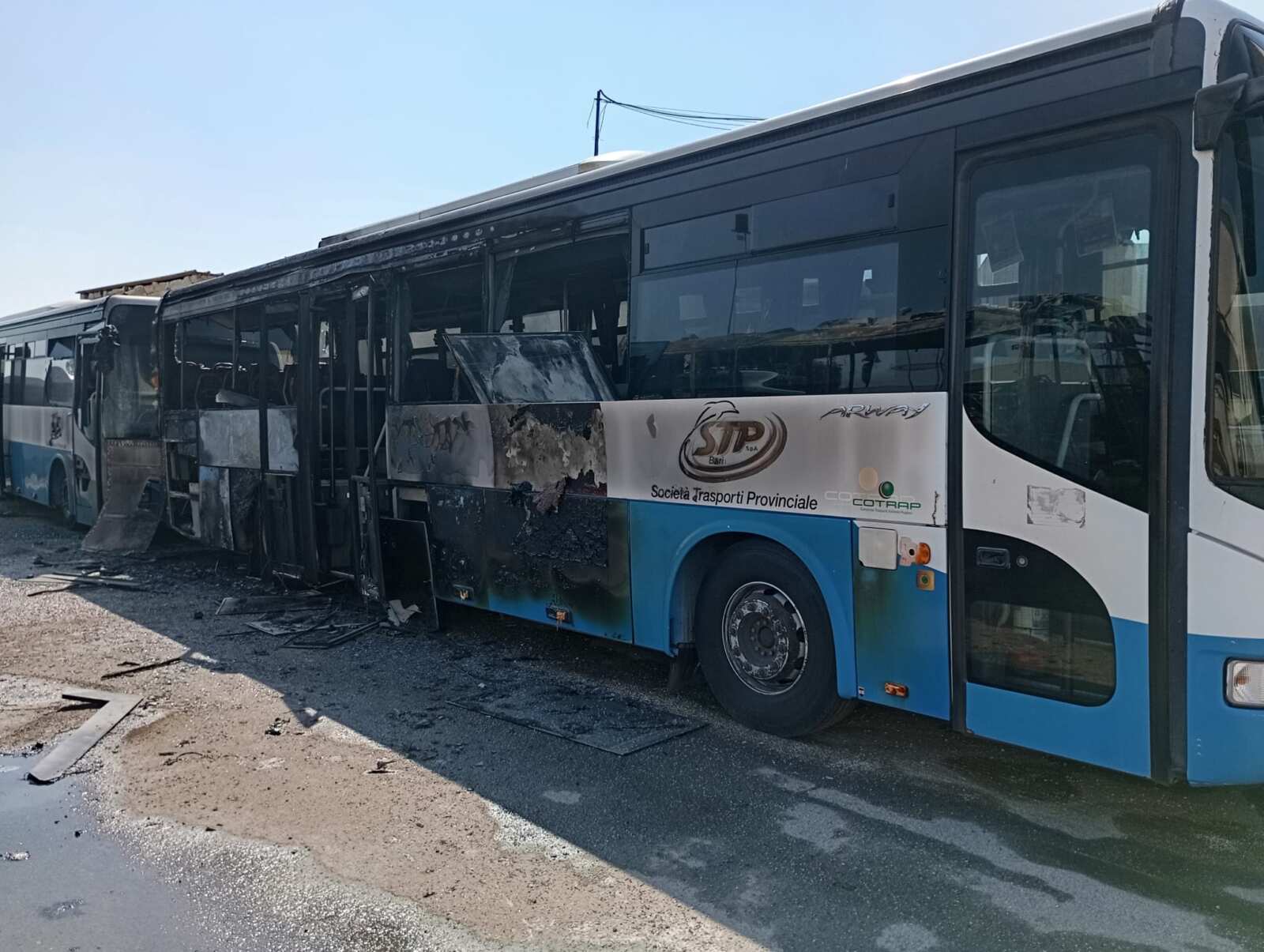 Bari, fiamme nel deposito della Stp: a fuoco quattro autobus. Al vaglio i filmati delle telecamere – FOTO Bari, fiamme nel deposito della Stp: a fuoco quattro autobus. Al vaglio i filmati delle telecamere – FOTO