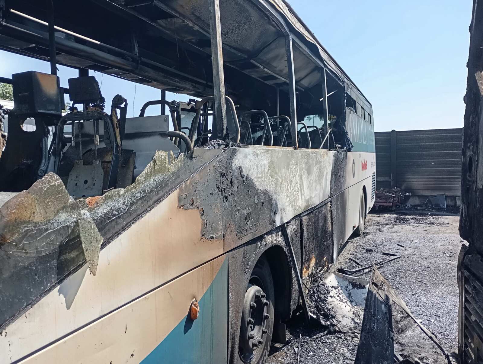 Bari, fiamme nel deposito della Stp: a fuoco quattro autobus. Al vaglio i filmati delle telecamere – FOTO Bari, fiamme nel deposito della Stp: a fuoco quattro autobus. Al vaglio i filmati delle telecamere – FOTO