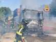Paura sul raccordo autostradale Sicignano-Potenza, a fuoco un camion carico di pomodori