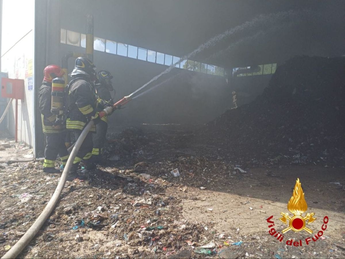 Galleria foto 'Conversano, incendio in un deposito in contrada Martucci: bruciano rifiuti e materiale plastico' - foto 1