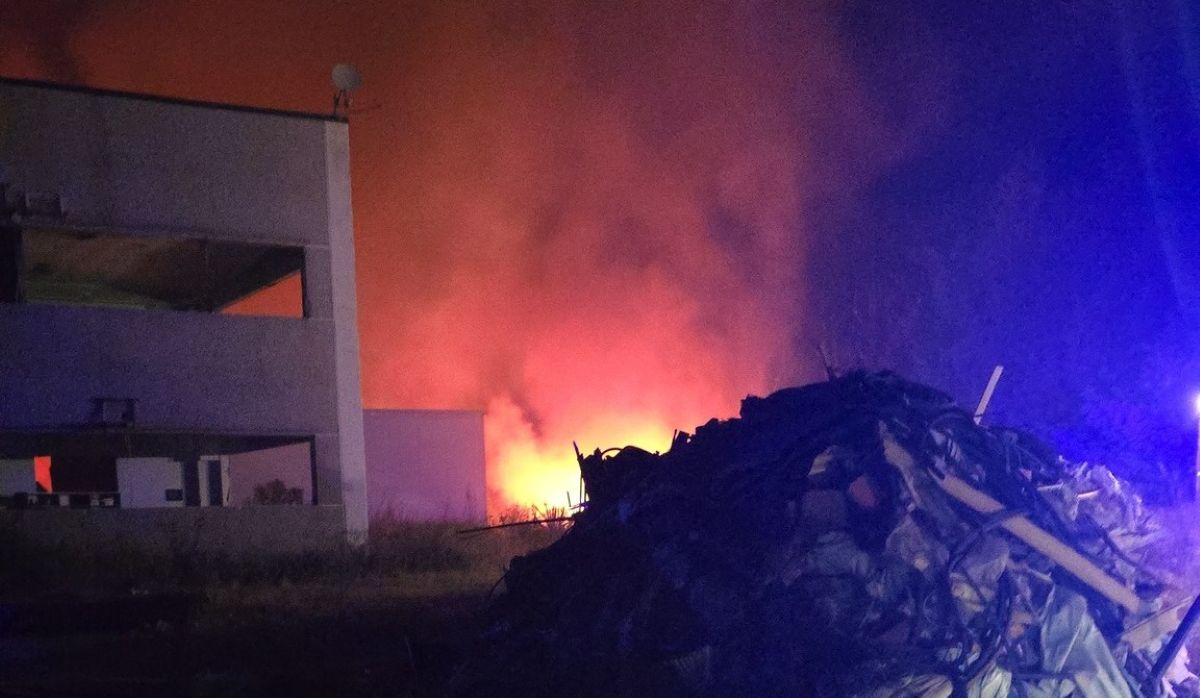 In fiamme balle di rifiuti sotto sequestro alle porte di Cerignola, la denuncia: «È emergenza ambientale» In fiamme balle di rifiuti sotto sequestro alle porte di Cerignola, la denuncia: «È emergenza ambientale»