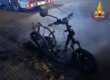 Incendio nella notte a Lecce, distrutta una moto e danneggiate due auto: indagano i carabinieri