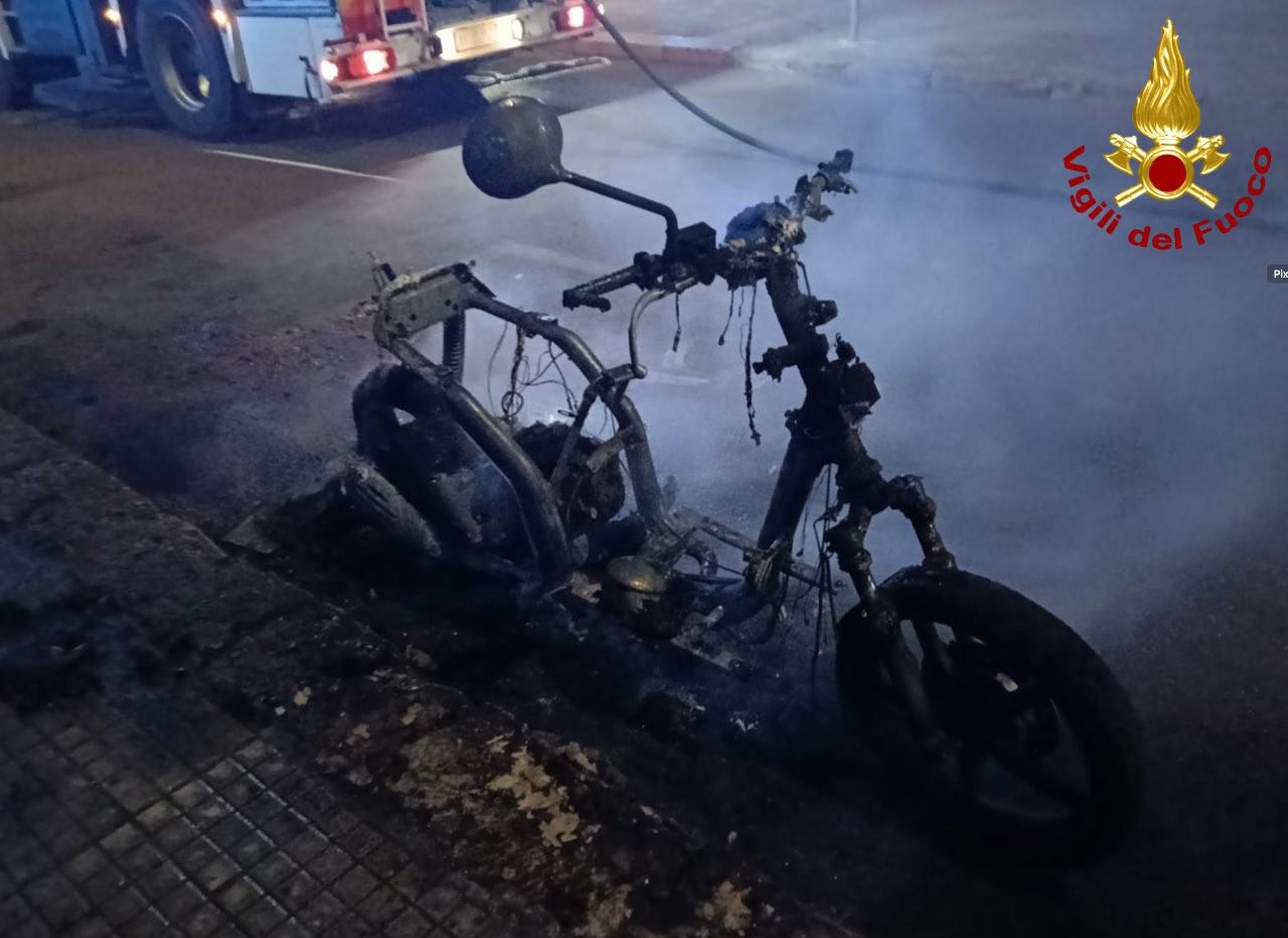 Galleria foto 'Incendio nella notte a Lecce, distrutta una moto e danneggiate due auto: indagano i carabinieri' - foto 1