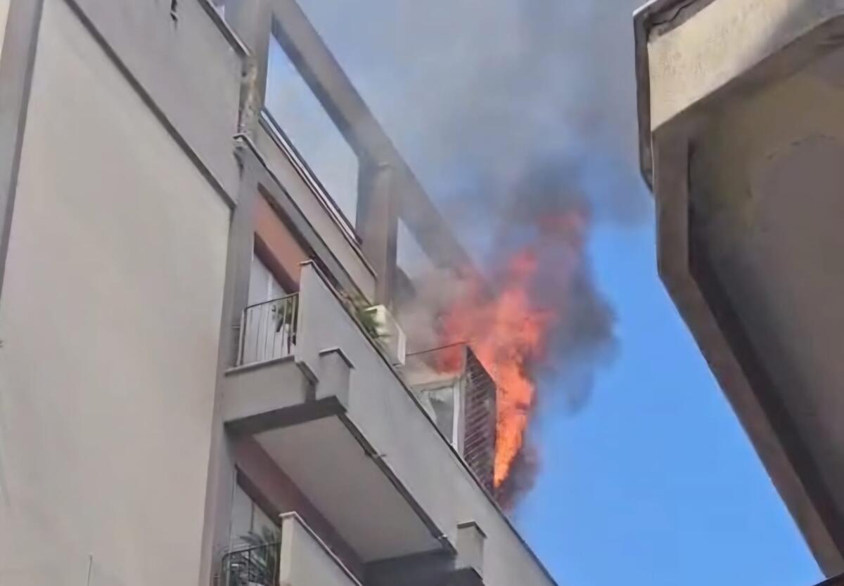 Paura ad Andria, scoppia l’incendio al quinto piano di un palazzo: evacuato lo stabile – VIDEO Paura ad Andria, scoppia l’incendio al quinto piano di un palazzo: evacuato lo stabile – VIDEO