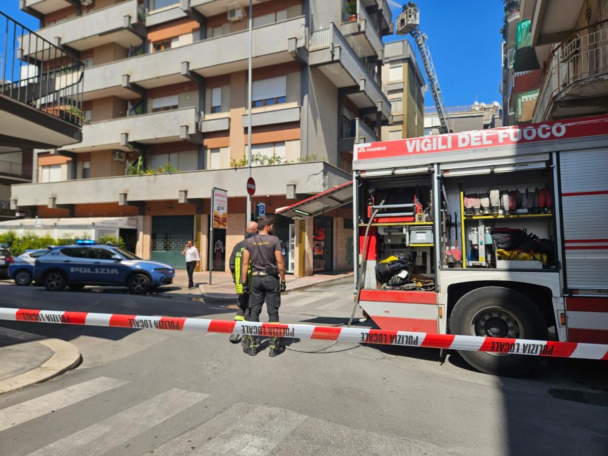 Paura ad Andria, scoppia l’incendio al quinto piano di un palazzo: evacuato lo stabile – VIDEO Paura ad Andria, scoppia l’incendio al quinto piano di un palazzo: evacuato lo stabile – VIDEO