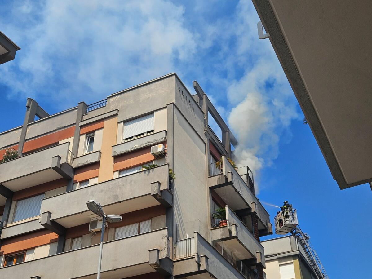 Paura ad Andria, scoppia l’incendio al quinto piano di un palazzo: evacuato lo stabile – VIDEO Paura ad Andria, scoppia l’incendio al quinto piano di un palazzo: evacuato lo stabile – VIDEO