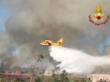 Vasto incendio a Torre Chianca, canadair in azione per domare le fiamme in un canneto