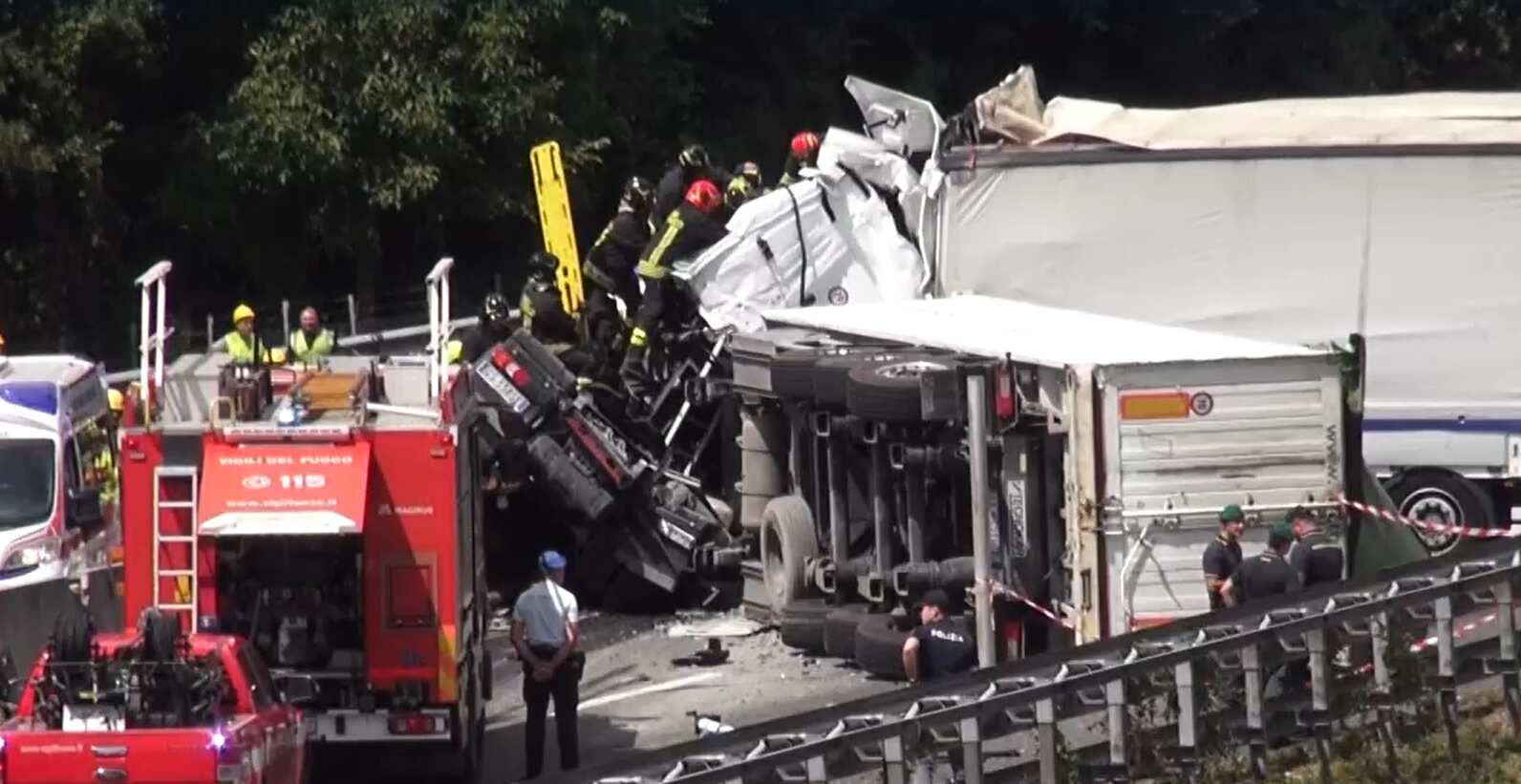 Galleria foto 'Incidente grave sulla A1 tra Valdarno e Arezzo: 3 morti, almeno 18 feriti. Maxi emergenza attivata' - foto 1
