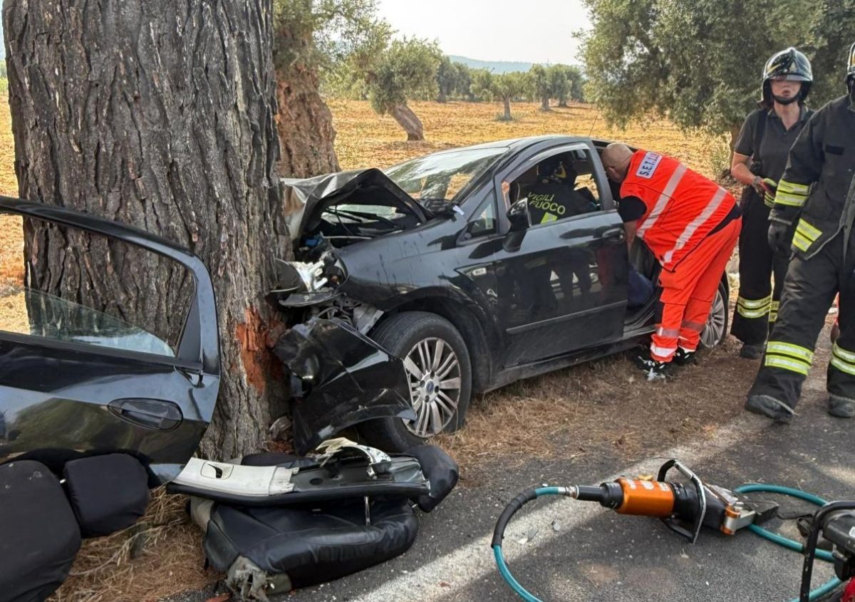Galleria foto 'Incidente alle porte di Fasano, un’auto finisce contro un albero: cinque feriti in codice rosso' - foto 2