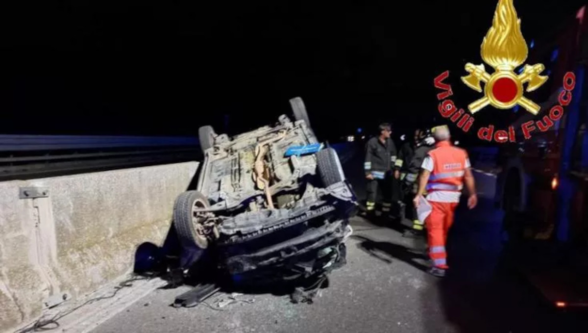 Galleria foto 'Incidente sulla Ss16, perde il controllo dell’auto e si ribalta: muore un 26enne di Bitonto, ferite due donne' - foto 1