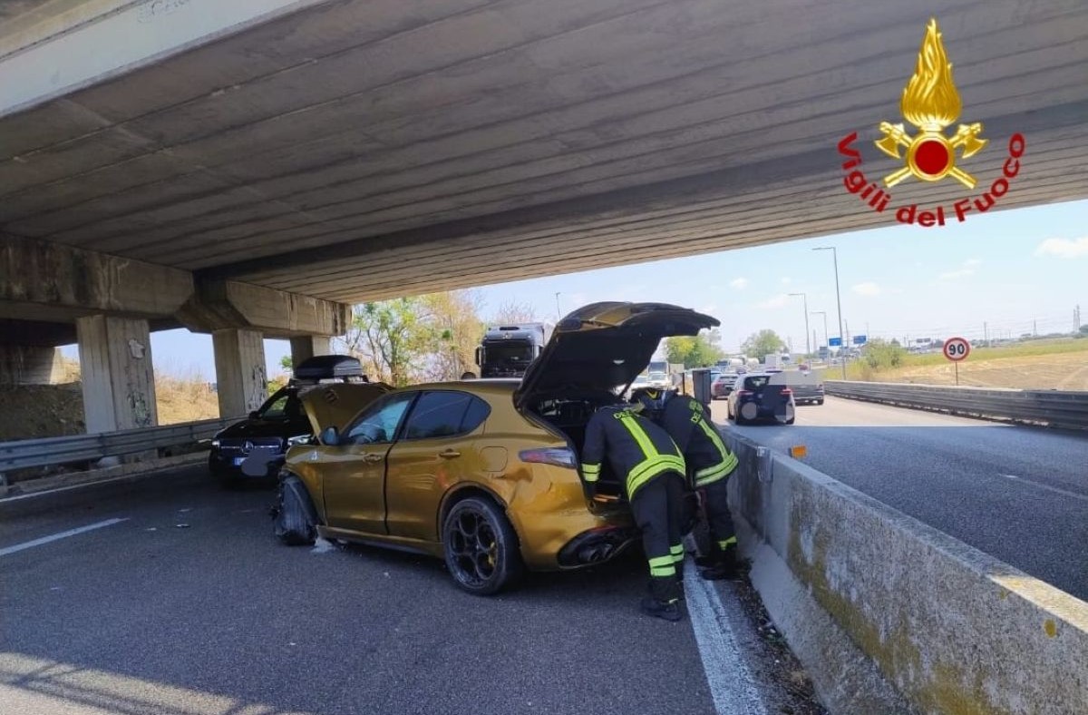 Galleria foto 'Brindisi, due auto si scontrano sulla strada statale 613: due feriti. Sul posto i vigili del fuoco' - foto 1