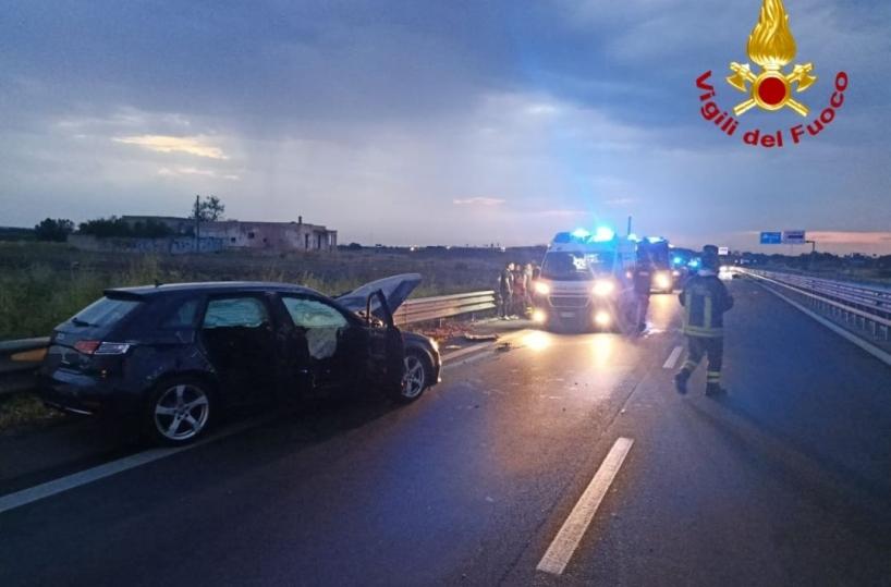 Brindisi, Audi contro un’auto in difficoltà sulla strada statale SS7: conducente ferito, non è grave Brindisi, Audi contro un’auto in difficoltà sulla strada statale SS7: conducente ferito, non è grave