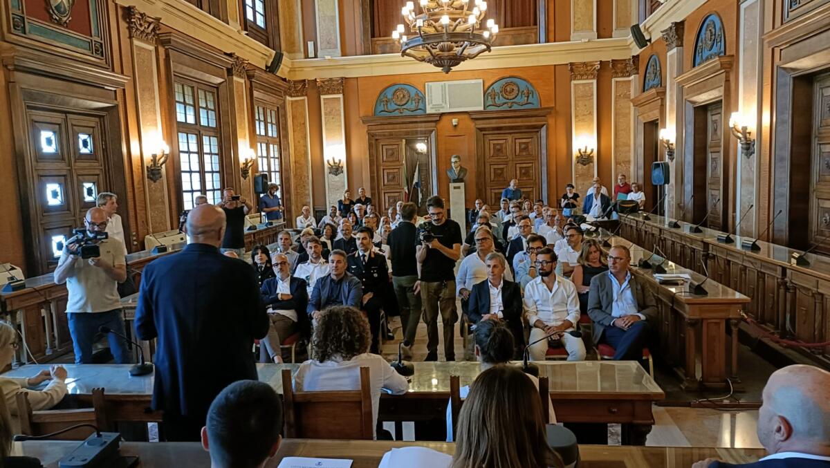 Galleria foto 'Contrasto all’abbandono dei rifiuti nel Barese, pronto un piano da 6,5 mln: «In campo anche l’IA»' - foto 1