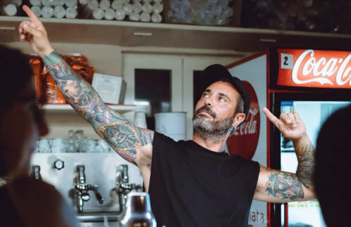 Muore fulminato in Salento, Centocelle si stringe attorno alla famiglia del bartender Marco Zampilli Muore fulminato in Salento, Centocelle si stringe attorno alla famiglia del bartender Marco Zampilli