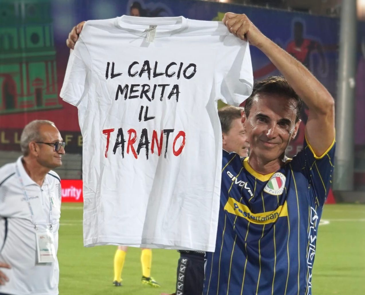 Galleria foto 'Taranto, «da grande tifoso rossoblù» il senatore Turco si congratula con la famiglia Ladisa per l’acquisizione' - foto 1