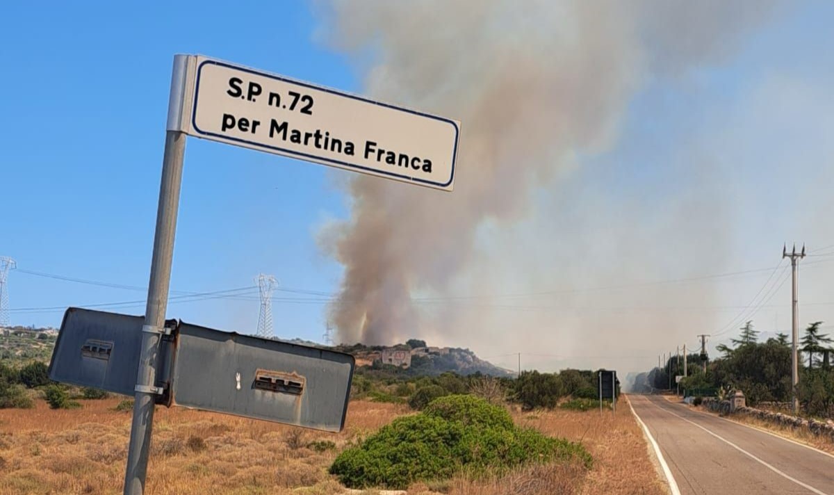 Vasto incendio a Grottaglie, il sindaco invita a chiudere le finestre e restare in casa per sicurezza Vasto incendio a Grottaglie, il sindaco invita a chiudere le finestre e restare in casa per sicurezza