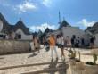 Massimo Boldi stregato dalla Puglia, la passeggiata tra i trulli: «Ma che bello Alberobello»