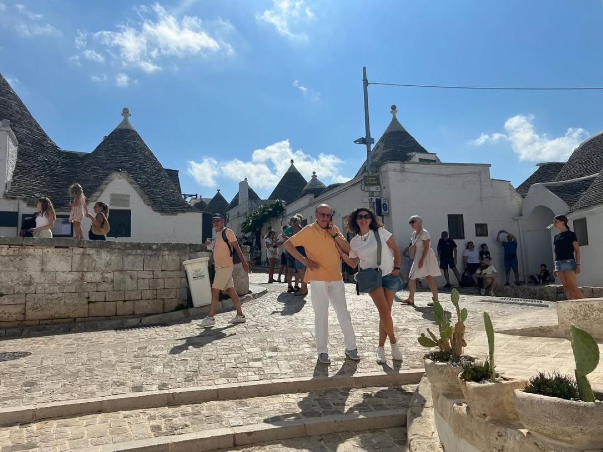 Galleria foto 'Massimo Boldi stregato dalla Puglia, la passeggiata tra i trulli: «Ma che bello Alberobello»' - foto 1