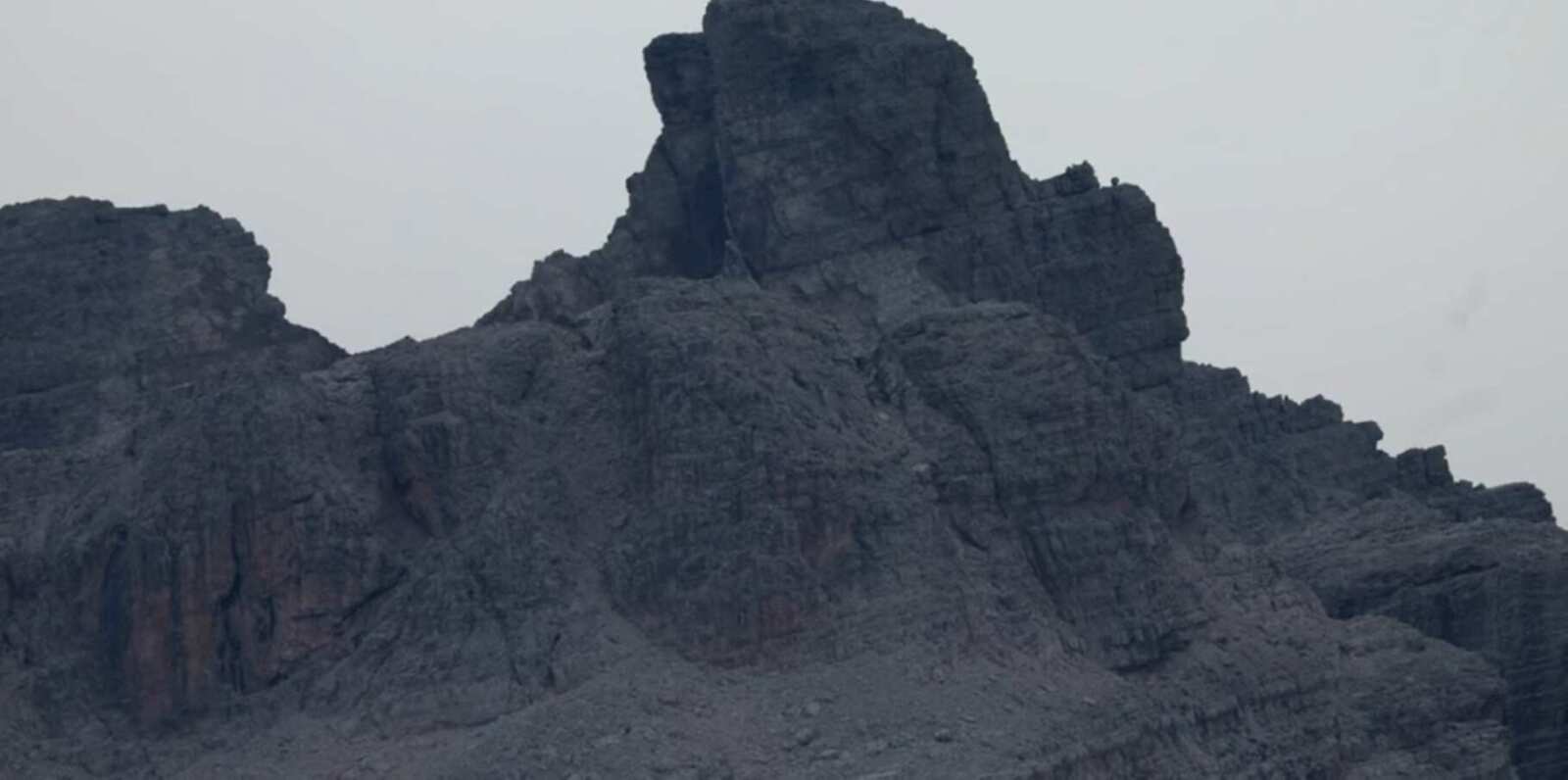 Galleria foto 'Crollo a Cima Falkner, sisma di magnitudo 2 nelle Dolomiti di Brenta: previsti altri cedimenti' - foto 1