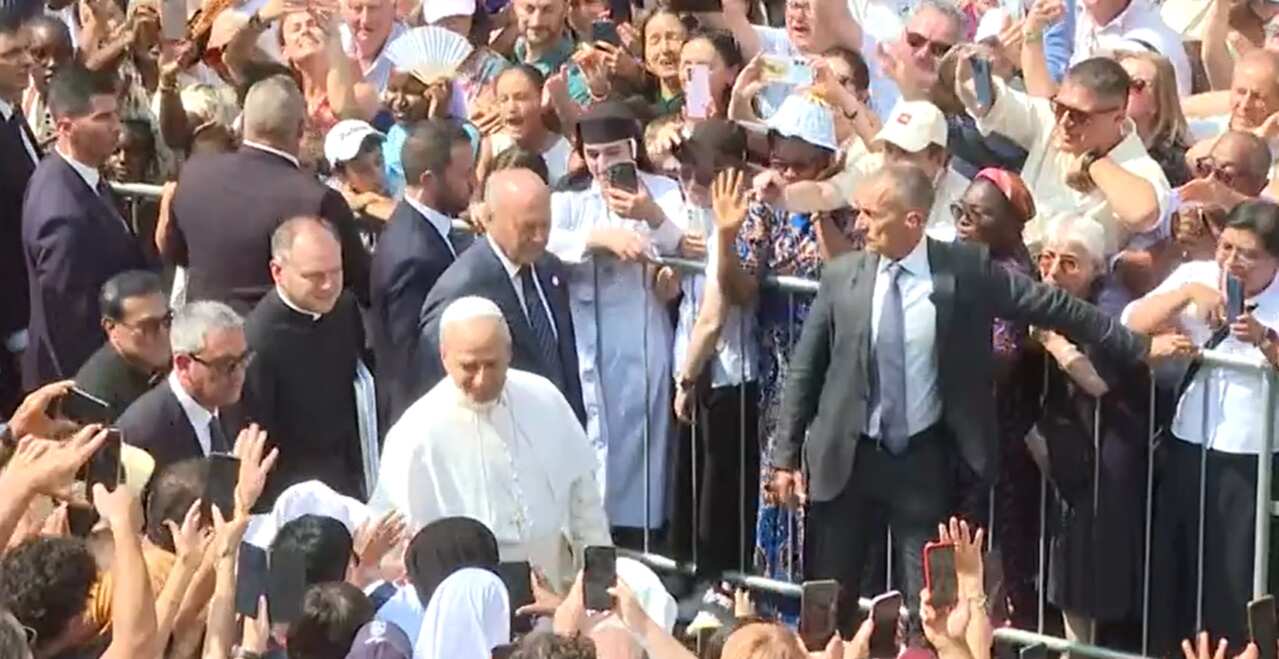 Il Papa a Castel Gandolfo celebra l’Assunzione e cita Dante: «Non perdersi nel male»
