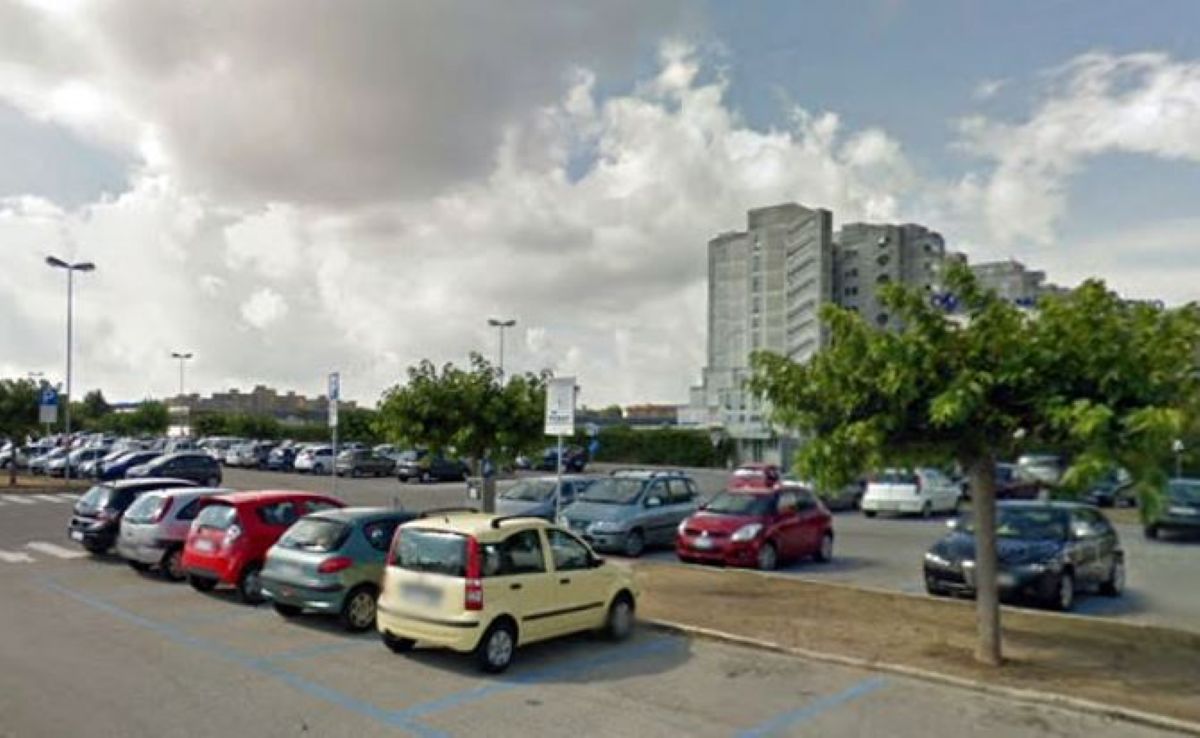 Brindisi, furti nel parcheggio del “Perrino”: rubata anche l’auto a un disabile Brindisi, furti nel parcheggio del “Perrino”: rubata anche l’auto a un disabile