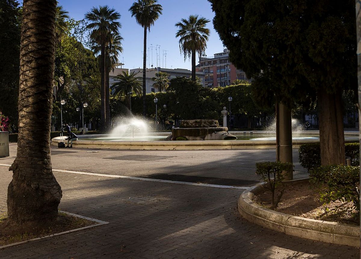 Bari, tenta di scippare tre ragazzine in piazza Umberto: fermato borseggiatore Bari, tenta di scippare tre ragazzine in piazza Umberto: fermato borseggiatore