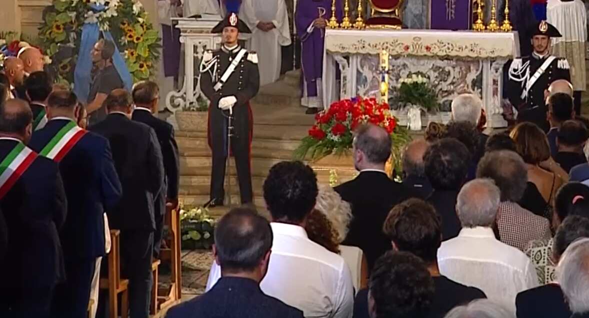 Galleria foto 'Addio a Pippo Baudo, folla commossa a Militello per l’ultimo saluto al mattatore della Tv' - foto 1