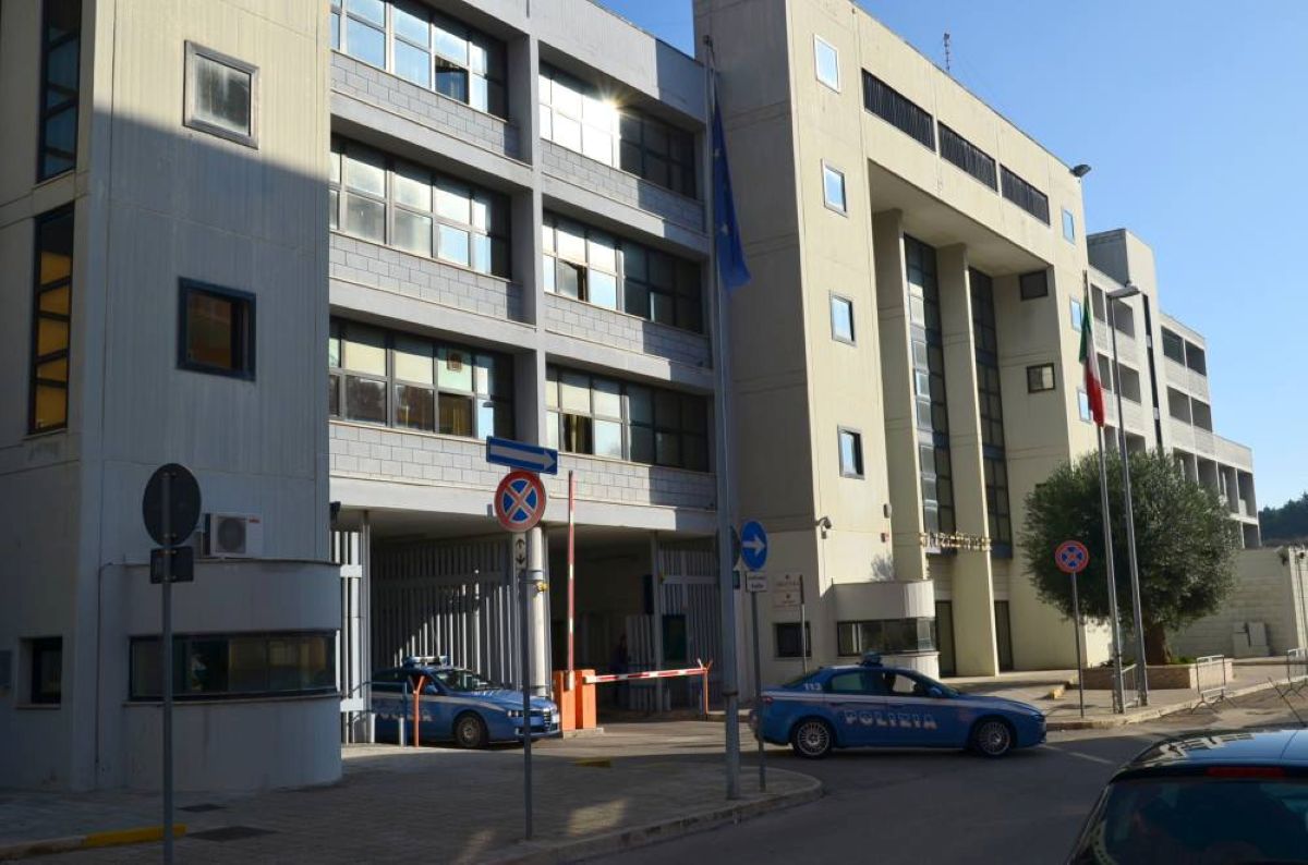 Galleria foto 'Brindisi, poliziotta 41enne si toglie la vita con la pistola d’ordinanza: trovata morta nel suo ufficio in Questura' - foto 1