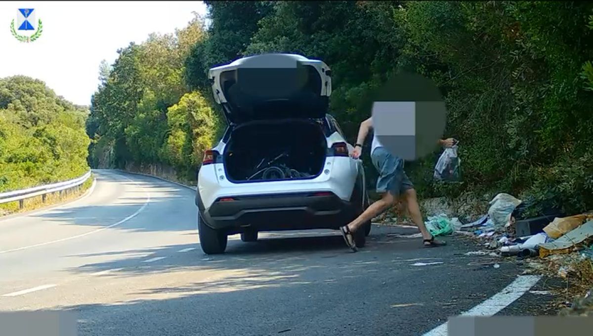 Galleria foto 'Rifiuti abbandonati nel Barese, dal 2 settembre via alla raccolta. Continuano i controlli con fototrappole e droni – VIDEO' - foto 1